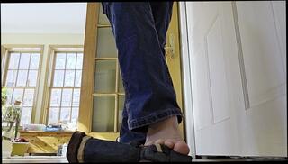 Video 1662720603: solo female feet, amateur solo female, giantess feet crush, tini