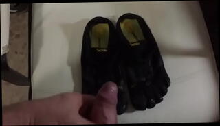 Video 1450577295: shoes barefoot, toes shoes