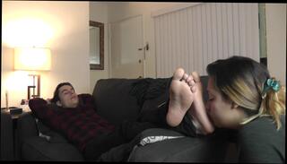 Video 910211004: amateur foot fetish, girl lick male feet