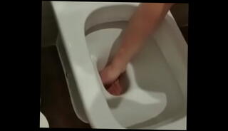 Video 1590968205: pissing uk