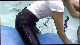 Video 1541097801: straight girl, girl wet jeans
