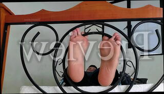 Video 1589845195: straight male feet, bear feet