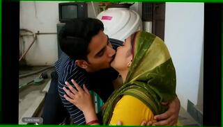 Video 1658959035: romantic kissing couple