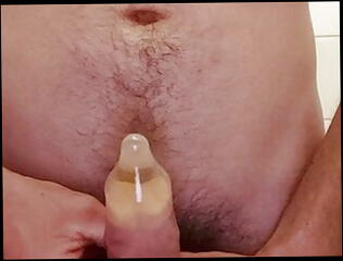Video 1571563781: condom pee, pee cum, pee gay, man peeing