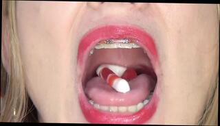 Video 1657982471: hand swallow, straight